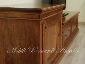 Mobile da soggiorno per Tv in legno massiccio costruito su misura con anta e cassetti stile arte povera